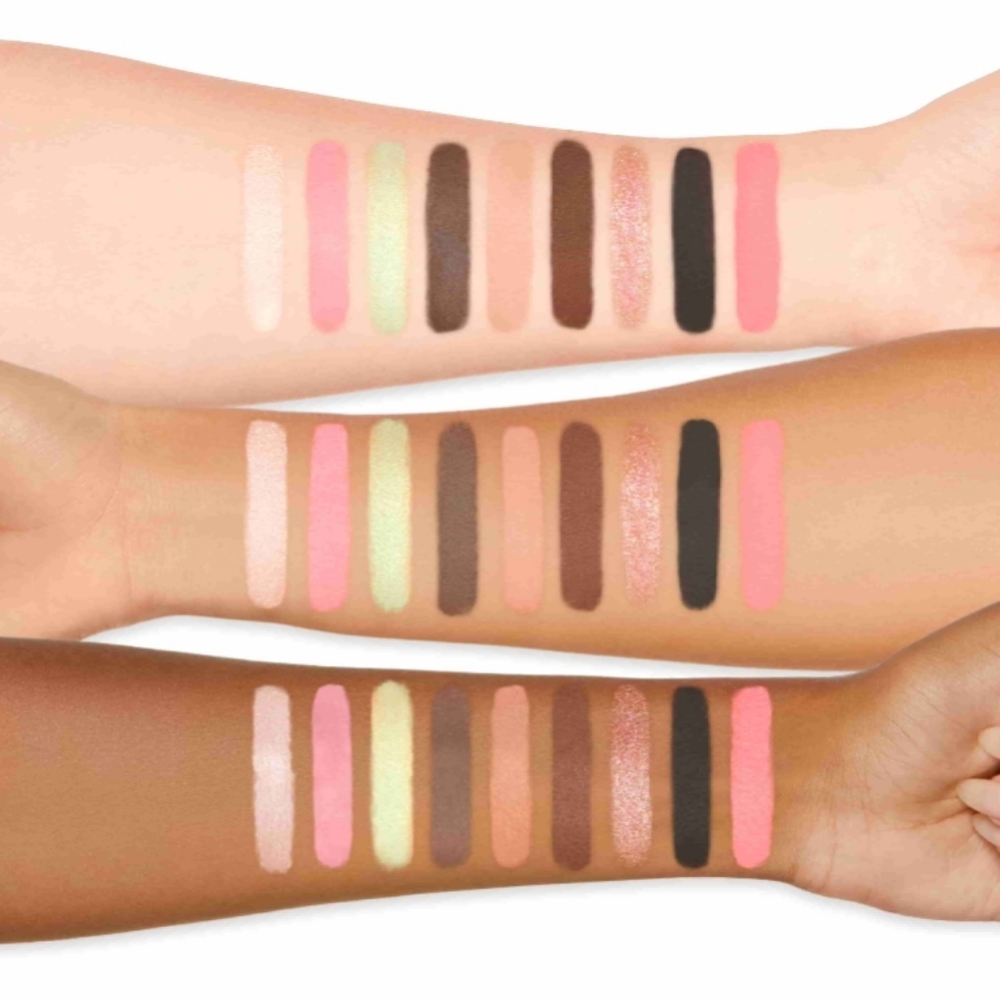 TOO FACED CHRISTMAS BAKE SHOP SUGAR COOKIE SCENTED FACE & EYE PALETTE. - Picture 2 of 6